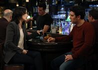 How I Met Your Mother – Als Robin (Cobie Smulders, l.) herausfindet, dass Barney ihren Vater nie um Erlaubnis gefragt hat, ob er ihr einen Heiratsantrag machen darf, besteht sie darauf, dass er dies nachholt. Währenddessen verdrängt Ted (Josh Radnor, r.) seine Gefühle, indem er sich in die Vorbereitungen für Robins und Barneys Hochzeit stürzt ...
