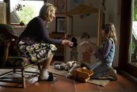Der Alte – Für Karla Palme (Petra Zieser, l.) ist ihre Enkelin Nikola Merat (Greta Perone, r.) ihr ein und alles.