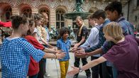 Die Pfefferkörner – Fall gelöst! Alte und neue Pfefferkörner klatschen ab.