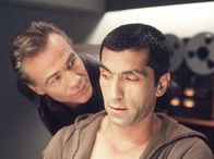 Tatort – Ist er wirklich ein Mörder? Bernd Schiffer (Erdal Yildiz, re) beteuert Hauptkommissar Max Ballauf (Klaus J. Behrendt, li) gegenüber, nichts mit dem Tod seiner Ex-Freundin zu tun zu haben.