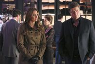 Castle – Castle (Nathan Fillion, r.) ist nicht sonderlich begeistert, dass Beckett (Stana Katic, l.) den Milliardär beschützen soll ...