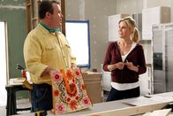 Modern Family – Cameron Tucker (Eric Stonestreet), Claire Dunphy (Julie Bowen).