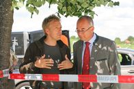 Die Rosenheim-Cops – Polizist Michi Mohr (Max Müller, l.) und Polizeidirektor Gert Achtziger (Alexander Duda, r.) ermitteln auf einem Fußballplatz.