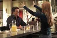 Castle – Richard Castle (Nathan Fillion, l.) ist sehr stolz auf seine Tochter Alexis (Molly C. Quinn, r.), die schon so manche schwierige Situation gemeistert hat ...