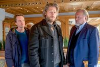Der Alte – Tom Kupfer (Ludwig Blochberger, l.) und Richard Voss (Jan-Gregor Kremp, r.) wollen wissen, warum Stefan Dombach (Sebastian Ströbel, M.) noch nicht abgereist ist.
