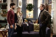 Last Man Standing – Mike (Tim Allen, r.) und Vanessa haben für jede ihrer Töchter Geld für die Hochzeit angelegt. Als sie Kristin (Amanda Fuller, M.) und Ryan (Jordan Masterson, l.) den 20.000 Dollar- Scheck geben wollen und ihn mit Bedingungen ausstellen, lehnt das Paar jedoch ab. Damit haben die beiden nicht gerechnet ...
