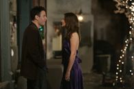 How I Met Your Mother – Weil Robin (Cobie Smulders, r.) von ihrem Freund versetzt wird, stößt sie zu später Stunde noch zu Ted (Josh Radnor, l.) und seinen Kumpels ...