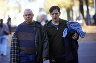Die Frau in Blau – Nach einem unfreiwilligen Bad will Alfred (Joachim Król) sofort zu seinem geliebten Bild, damit das nicht verkauft wird, und Denis (Jonas Nay) hat keine Chance, ihn wenigstens erst mal zu trocknen.