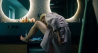 Deadlines – Franzi (Llewellyn Reichman) rasiert sich im Bad.