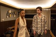 The Assassin – Kayla (Shalom Brune-Franklin, l.) und Edward (Freddie Highmore, r.) wollen wissen, ob an Julies Verdacht gegenüber Ezra etwas dran ist.