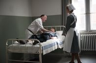 Charité – Widerstandskämpfer Hans von Dohnanyi (Max von Pufendorf, M.) steht als Patient in der Charité unter dem Schutz von Prof. Sauerbruch (Ulrich Noethen, l.). Sauerbruch ahnt nicht, dass Schwester Christel (Frida-Lovisa Hamann, r.) de Crinis über Dohnanyi berichtet.