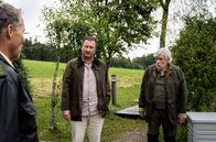 Hubert ohne Staller – Was verheimlicht der Hotelbesitzer Gerhard Sonner (Stefan Wilkening, M.) und ist der Gärtner (Klaus Stiglmeierm r.) sein Komplize (mit Christian Tramitz, l.)?
