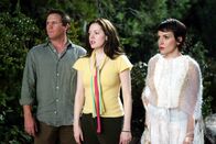 Charmed - Zauberhafte Hexen – Phoebe (Alyssa Milano, r.) und Paige (Rose McGowan, M.) rufen Leo (Brian Krause, l.) zu Hilfe, um Piper aus den Fänger des Spinnendämon zu befreien ...