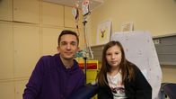 PUR+ – Moderator Eric Mayer besucht Jana im Krankenhaus. Jana hat seit ihrer Geburt die seltene Krankheit Diamond-Blackfan-Anämie. Das heißt, sie hat zu wenig Blut - schon immer und für immer. Sie kann nur überleben, wenn sie jeden Monat eine Bluttransfusion bekommt. Was das für sie bedeutet, erfährt Eric Mayer bei seinem Besuch.