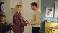 Rote Rosen – Amelie (Lara-Isabelle Rentinck) kann ihre Blockade an der Leinwand überwinden und einigt sich mit Arthur (Vivian Frey) auf eine Verlobungsfeier auf dem Gut.