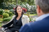 Sturm der Liebe – Sophia (Krista Birkner, hinten mit Dieter Bach, vorne) scheint ein Auge auf Henry zu werfen.