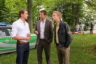 Die Rosenheim-Cops – Controller Lorenz (Benedikt Blaskovic, l.) entdeckt am See eine Leiche und informiert die Kollegen Hansen (Igor Jeftic, M.) und Mohr (Max Müller, r.).