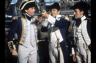 Des Königs Admiral – Kapitän Hornblower (Gregory Peck, li.) und seine beiden Leutnants (Robert Beatty, Mi., und Terence Morgan, re.) sichten vier feindliche Schiffe vor der französischen Küste und bereiten sich auf den Angriff vor.