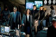 Castle – Martin Danberg (Josh Stamberg, 2.v.l.) und Sophia Turner (Jennifer Beals, M.) wollen, dass Kate Beckett (Stana Katic, r.) und Richard Castle (Nathan Fillion, 2.v.r.) sie bei der Arbeit unterstützen ...