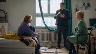 SOKO Stuttgart – Der Schock sitzt tief: Die Kriminalkommissare Martina Seiffert (Astrid M. Fünderich, r.) und Rico Sander (Benjamin Strecker) befragen Fiona Kimmerle (Dana Herfurth, l.), die vorgibt, ihre WG-Mitbewohnerin tot aufgefunden zu haben. Als sich jedoch herausstellt, dass das Opfer Fionas Oma mit Enkeltrick-Betrügereien um eine große Geldsumme gebracht hat, gerät die junge Frau unter dringenden Tatverdacht.