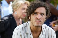 Death in Paradise – Als Muse der ermordeten Künstlerin Donna Harman, gilt Max (Alexander Vlahos) als Verdächtiger im Mordfall.