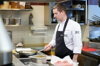 Restaurantlegenden – In der Buckligen Welt steht das Triad. Heute steht Uwe Machreich in seinem Restaurant in der Küche und arbeitet an seinem Ruf als Tausendsassa.