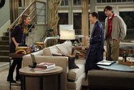 Two and a Half Men – Als Kate (Brooke D'Orsay, l.) unglücklich darüber ist, dass sich keiner für ihre eigenen Entwürfe interessiert, hat Walden (Ashton Kutcher, r.) eine Idee: Alan (Jon Cryer, M.) soll mit Waldens Geld in Kates Modelinie investieren. Doch kann das gutgehen?
