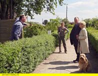 Der Dicke – MDR Fernsehen DER DICKE II. STAFFEL FOLGE 25, "Angstpartie" Uhr. Nachbarschaftsstreit in der Gartensiedlung: Ehrenberg (Dieter Pfaff, 2.v.r.) und Christina (Gisela Schneeberger, r.) versuchen, zwischen Ludger (Thomas Schendel, l.) und Yonne Zintner (Esther Esche, 2.v.l.) zu vermitteln.