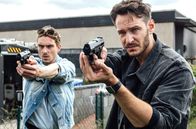 Tatort – l-r: Adam Schürk (Daniel Sträßer) und Leo Hölzer (Vladimir Burlakov) im Einsatz.