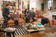 9JKL – (v.l.n.r.) Josh (Mark Feuerstein); Judy (Linda Lavin); Eve (Liza Lapira); Andrew (David Walton); Harry (Elliott Gould)