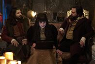What We Do in the Shadows – (v.l.n.r.) Nandor (Kayvan Novak); Nadja (Natasia Demetriou); Laszlo (Matt Berry)