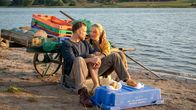 Praxis mit Meerblick – Nora (Tanja Wedhorn) mit Max (Bernhard Piesk) beim Picknick.