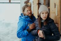 Die Bergretter – Markus Kofler (Sebastian Ströbel) versucht, Alex (Viktoria Ngotsé) von ihrem Vorhaben abzubringen.