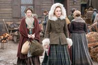 Outlander - Die Highland-Saga – Outlander – Die Highland-Saga Staffel 4 Folge 7 Mit einer Dienerin über den Atlantik: Caitlin O'Ryan als Lizzie Wemyss, Sophie Skelton als Brianna Randall Fraser Copyright: SRF/2018 Sony Pictures Television Inc.