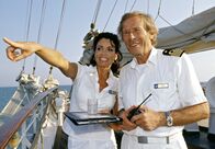 Unter weißen Segeln – Kapitän Jensen (Horst Janson) und seine Cruisedirektorin Saskia (Gerit Kling).
