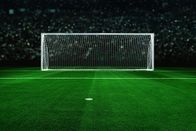 Fußball: Weltmeisterschaft – Leeres Fußballtor auf einem lebendigen grünen Feld unter hellen Stadionlichtern. Dramatische Nachtatmosphäre mit unscharfem Publikumshintergrund, perfekt für Sportmarketing, Wettkampf und zielführende Konzepte.