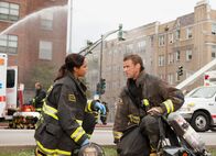 Chicago Fire – Chicago Fire Die Abrechnung - Rear View Mirror Staffel 1, Episode 6 Erschöpft nach Grosseinsatz: Jesse Spencer als Matthew Casey, Monica Raymund als Gabriela Dawson