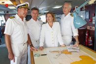Das Traumschiff – Mit Hilfe von Beatrice (Heide Keller, 2.v.r.) versucht Oskar (Harald Schmidt, r.), Kapitän Burger (Sascha Hehn, l.) sein Missgeschick zu beichten. Dr. Sander (Nick Wilder, 2.v.l.) hört zu.