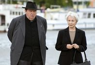 Pfarrer Braun – Die Millionärin Rose Assmann (Christine Ostermayer) debattiert mit Pfarrer Braun (Ottfried Fischer) über Kommunion und Kommunismus.