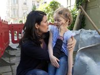In aller Freundschaft – Als Elena Eichhorn (Cheryl Shepard, li.) am Morgen ihre Tochter Sophie (Leni Johanna Trost, re.) zum Kindergarten bringt, kommt es zu einem Unfall: Sophie bleibt "zerstreut" auf einem Fahrradweg stehen und wird fast umgefahren. Als sie im letzten Moment reagiert, fällt sie unglücklich in eine Baustelle und zieht sich eine Unterschenkelfraktur zu.