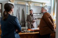 Die Rosenheim-Cops – Die Kommissare Hecht (Thekla Hartmann, l.) und Stadler (Dieter Fischer, r.) befragen den Waffenexperten Phillipp von Zechenthal (Ben Akkaya, M.) zum Einbruch im Auktionshaus.