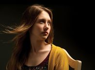 American Horror Story – (1. Staffel) - Von dem geplanten Umzug ihrer Familie nach Los Angeles ist die 16-jährige Vivien (Taissa Farmiga) anfangs ganz und gar nicht begeistert, bis sie von der Vergangenheit des alten Hauses, in dem die Familie wohnen wird, erfährt ...