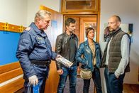 SOKO Kitzbühel – Gernot Halterer (Aleksandar Petrovic, r.) ist inzwischen Spielerberater und vermittelt afrikanische Talente an Klubs in ganz Europa. Kroisleitner (Ferry Öllinger, l.), Lukas Roither (Jakob Seeböck, 2.v.l.) und Nina Pokorny (Julia Cencig, M.) suchen nach einer Verbindung zwischen Halterer und einem schwarzen Jugendlichen, der bei einem Bundeswehr-Einsatz gefunden wurde.
