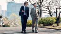 Tokyo Vice – Der Reporter Jake (Ansel Elgort, li.) gewinnt das Vertrauen von Chefermittler Katagiri (Ken Watanabe).