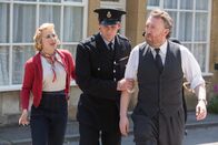 Father Brown – Catherine Blackstone (Eleanor Wyld) will den Polizisten aufhalten, als er ihren Vater Peter Blackstone (Richard Lumsden) abführt. Sie hält ihn für unschuldig.