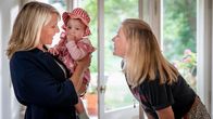 Praxis mit Meerblick – Franziska (Tina Amon Amonsen) will Nora Kaminski (Tanja Wedhorn) beim Babysitten helfen.
