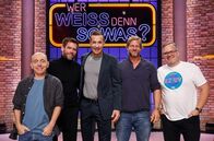 Wer weiß denn sowas? – Moderator Kai Pflaume (M.) und seine Rateteam-Kapitäne Bernhard Hoëcker (l.) und Elton (r.) begrüßen in dieser Sendung den Schauspieler Ken Duken (2.v.l.) und den Schauspieler Henning Baum (2.v.r.).