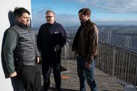 SOKO Stuttgart – Auf 147 Metern mit Panoramablick über Stuttgart – nichts für Rico Sander (Benjamin Strecker, l.). Trotz Höhenangst ermittelt er mit Kriminalkommissar Jo Stoll (Peter Ketnath, r.) auf dem Stuttgarter Fernsehturm im Mord an einem Aufzugsführer. Dessen Kollege Jürgen Spengler (Oliver Breite, M.), beschreibt das Opfer als unauffälligen Zeitgenossen, doch im Laufe der Ermittlungen fängt diese harmlose Fassade an zu bröckeln.