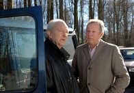 Tatort – Kommissar Borowski (Axel Milberg) versucht Richter Voigt (Michael Gwisdek) zur Rede zu stellen.