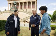 WaPo Berlin – Im Kolonnadenhof der Berliner Museumsinsel konfrontieren Fahri Celik (Hassan Akkouch, l.) und Axel Sommer (Oliver Breite, M.) den Geschichtsstudenten Robert Baars (Nyamandi Adrian, r.) mit der Tatwaffe, seinem Fritzstock.
